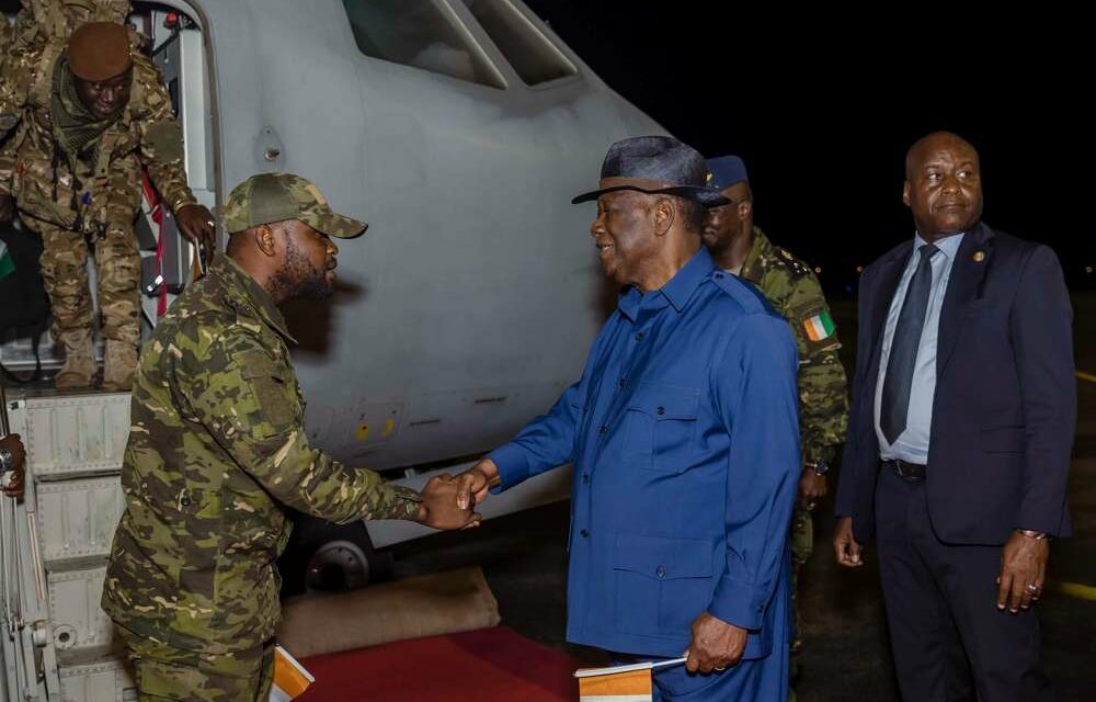 Côte d’Ivoire : Alassane Ouattara salue le « patriotisme » des soldats ivoiriens « qui n’ont rien à se reprocher » de retour à Abidjan