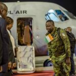 Les 46 soldats ivoiriens accueillis par le Président Ouattara à l’aéroport d’Abidjan